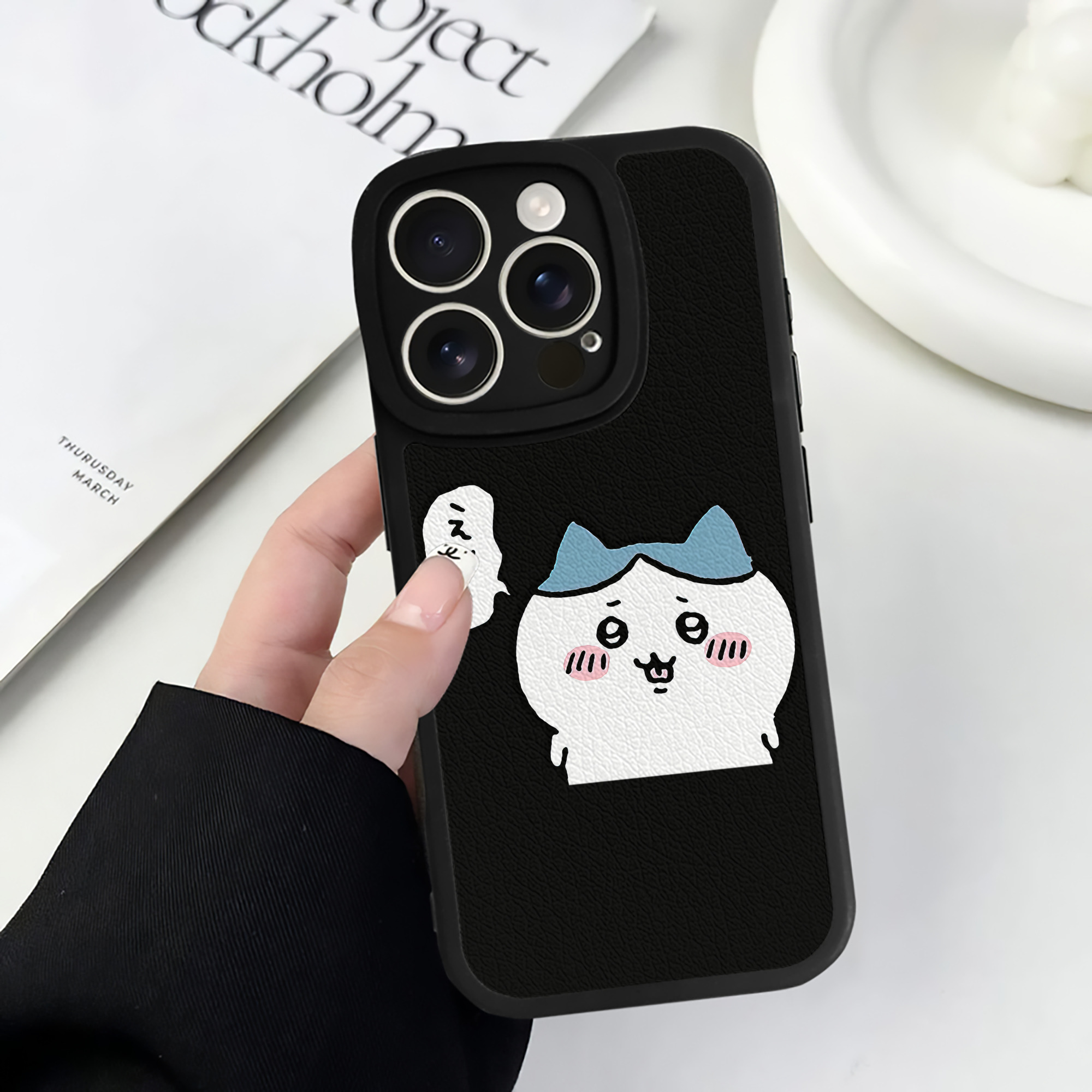 （画像用） ちいかわ ハチワレ Chii-kawa hachiware 【iPhone 16シリーズ対応】シリコンスマホケース（レザー調） 材質：シリコン